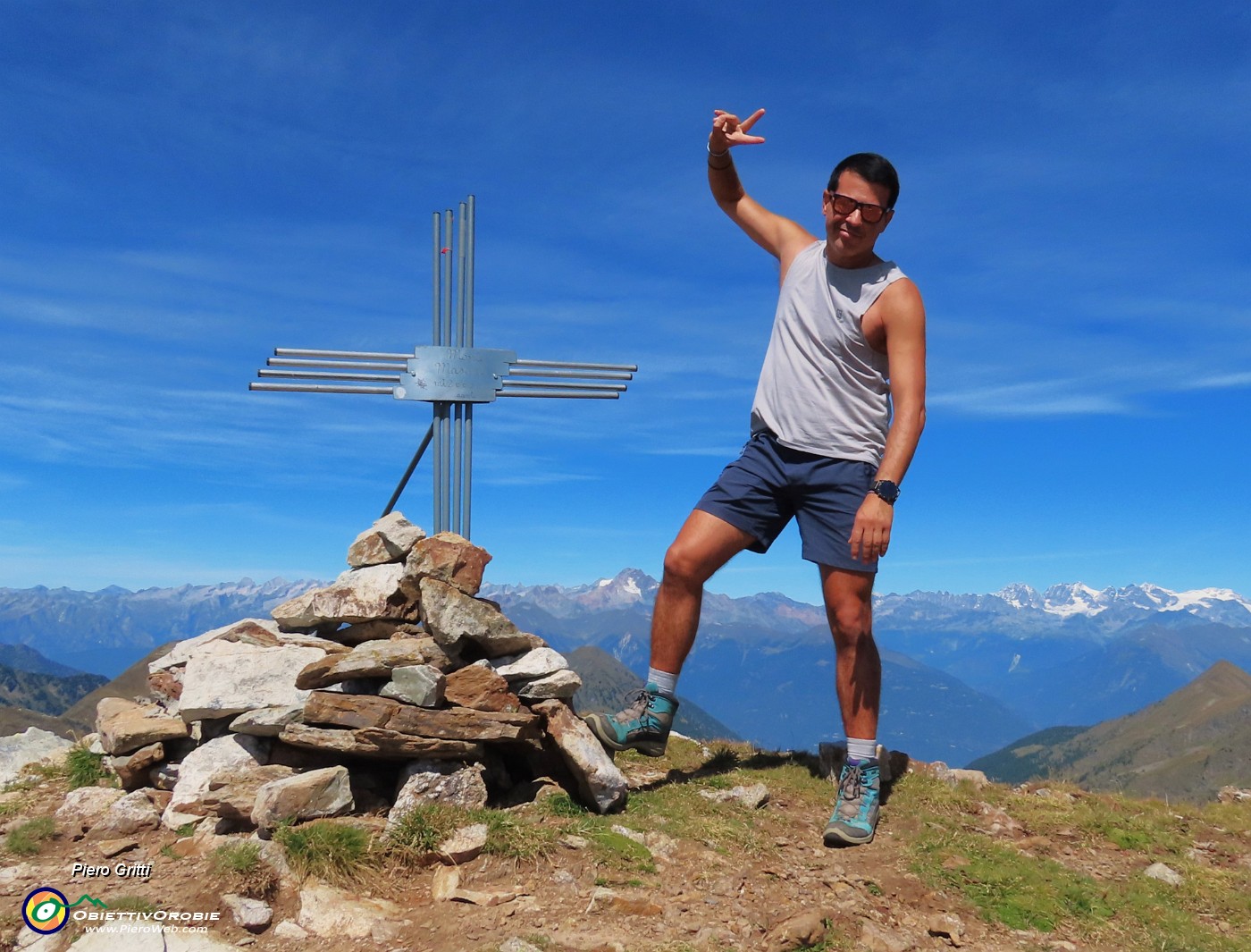 47 In vetta al Monte Masoni (2663 m) con vista verso le Alpi Retiche.JPG
